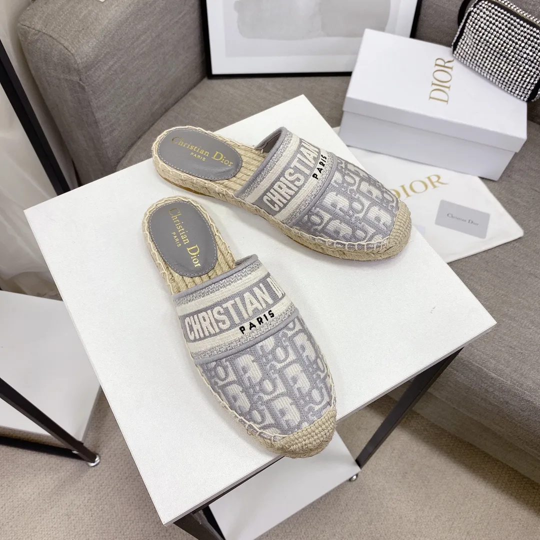 👟👟Ex-factory price 400👟👟 If the top version (original embroidery is done one to one) is cheaper, please avoid Dior | Dior ²⁰²¹𝐬𝐬🧡💚2021 early spring new products top version ⚠️The counter features the latest fisherman shoe series, hard goods are new🆕❥purchase level! Full of high-end feel! A popular model among bloggers at home and abroad, it’s retro and fashionable and looks amazing on your feet! Mainly recommended model on the official website ★━━━━━ ЅᏇєєt ━━━━━▪️ Upper: Original copy of pure cotton thread ➕ Three-dimensional electric embroidery ▪️ Lining: Imported water-dyed sheepskin lining ▪️ Outsole: Original handmade hemp rope combination wear-resistant rubber outsole ▪️ Shoe size: 35-39 (40 is custom-made and cannot be returned or exchanged) ▪️